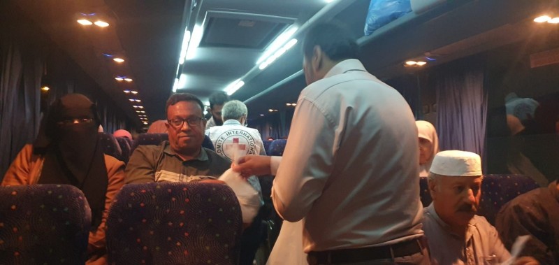 وزارة الأسرى تساند أهالي الأسرى لحظة انطلاقهم لزيارة أبنائهم-1