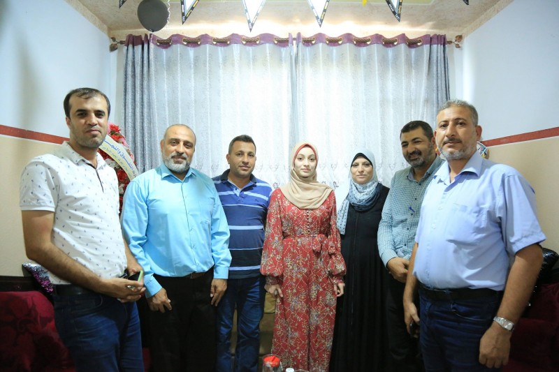 وفد من وزارة الأسرى يقدم التهنئة الى أبناء الأسرى في سجون الاحتلال بعد تفوقهم في امتحانات الثانوية العامة.-1