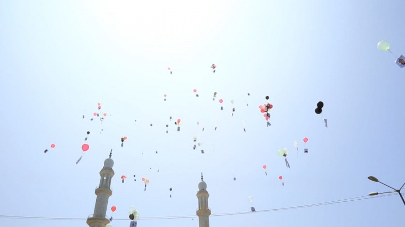 وزارة الأسرى والمحررين ومؤسسات الأسرى ينظمون فعالية إطلاق صور مئات الأسرى المؤبدات والقدامى في فضاء الحرية من ميناء غزة-1