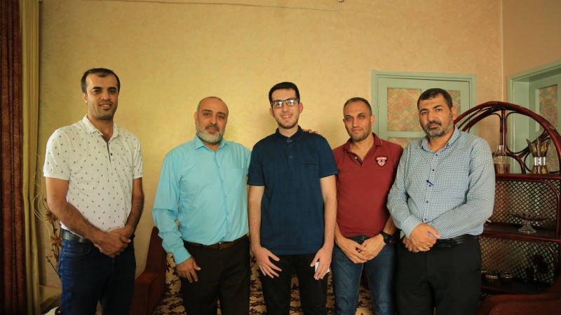وفد من وزارة الأسرى يقدم التهنئة الى أبناء الأسرى في سجون الاحتلال بعد تفوقهم في امتحانات الثانوية العامة.-2