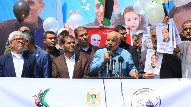 وزارة الأسرى والمحررين ومؤسسات الأسرى ينظمون فعالية إطلاق صور مئات الأسرى المؤبدات والقدامى في فضاء الحرية من ميناء غزة-2