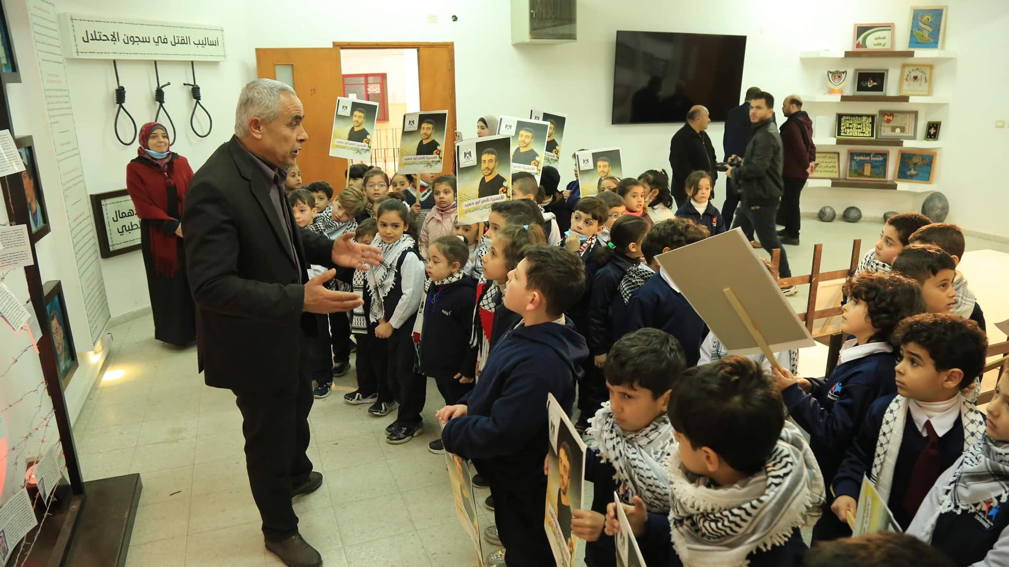 Ministry of Detainees greets a group of students from (Ya Hala ) school.-2