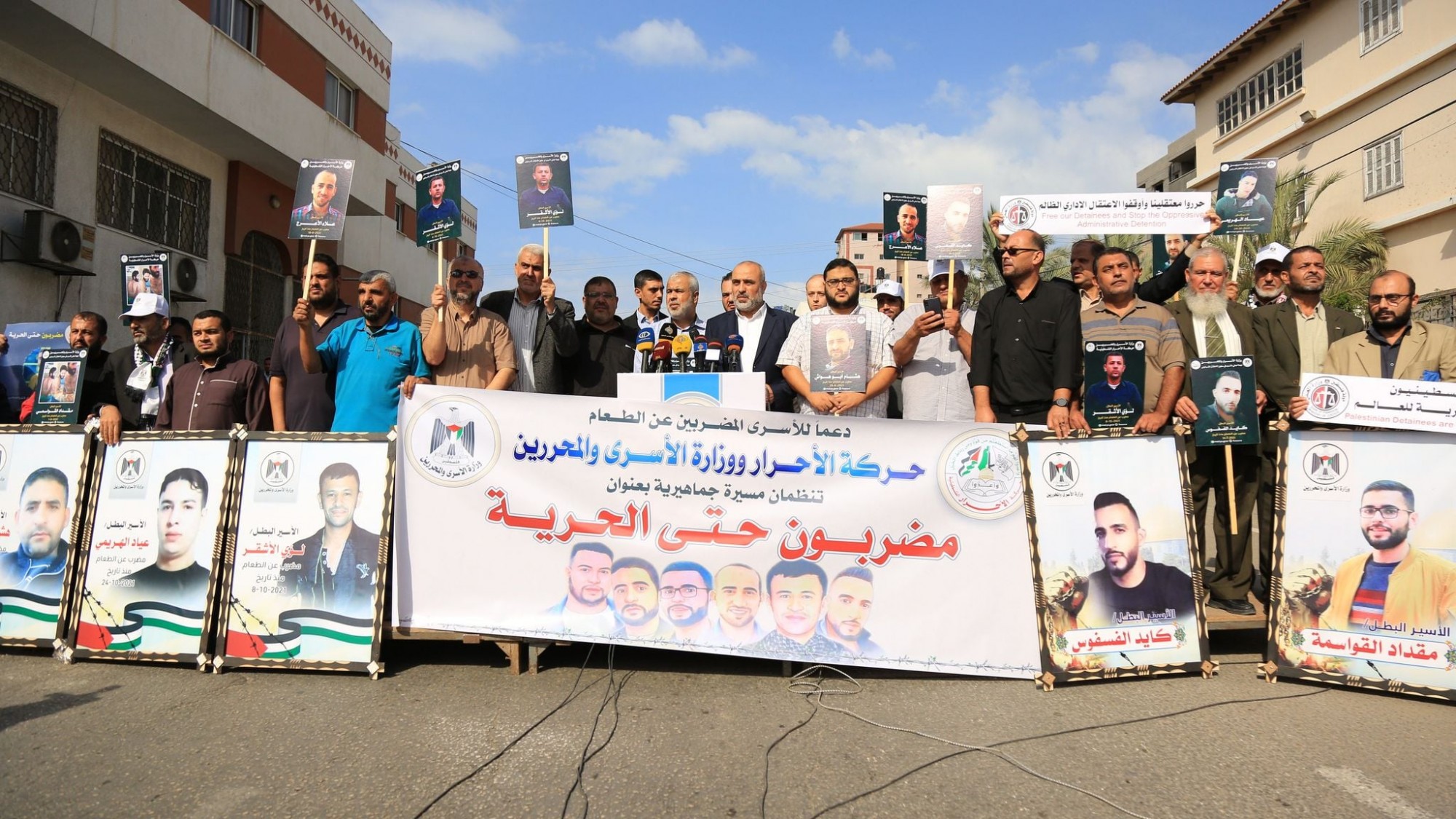 المسيرة الجماهيرية التى نظمتها وزارة الأسرى والمحررين وحركة الأحرار الفلسطينية بعنوان " مضربون حتى الحرية"-1