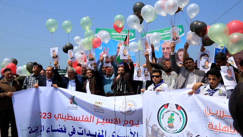 وزارة الأسرى والمحررين ومؤسسات الأسرى ينظمون فعالية إطلاق صور مئات الأسرى المؤبدات والقدامى في فضاء الحرية من ميناء غزة-3
