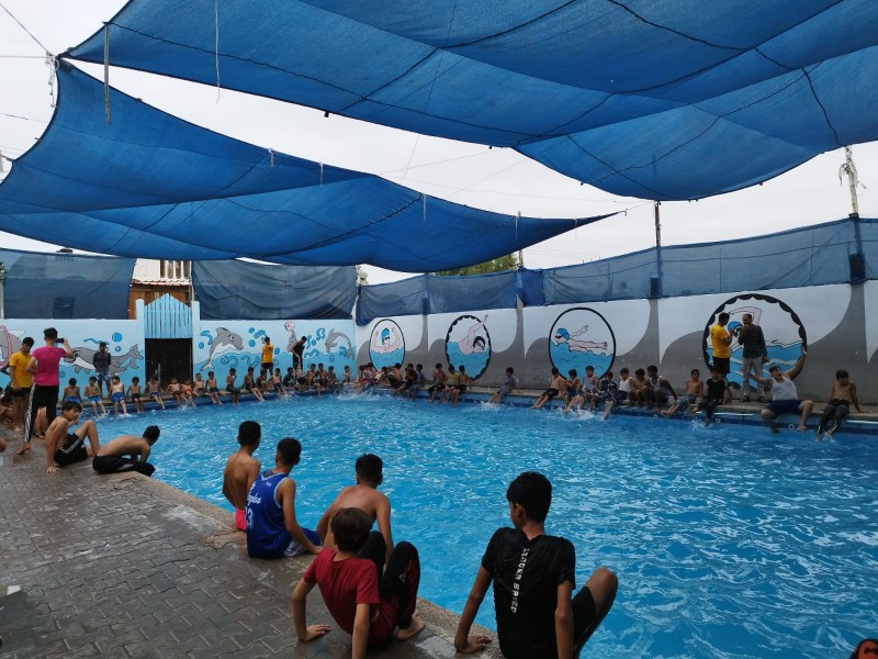 وزارة الأسرى بغزة تفتتح دورة تعليم سباحة لأبناء الأسرى في سجون الاحتلال-1