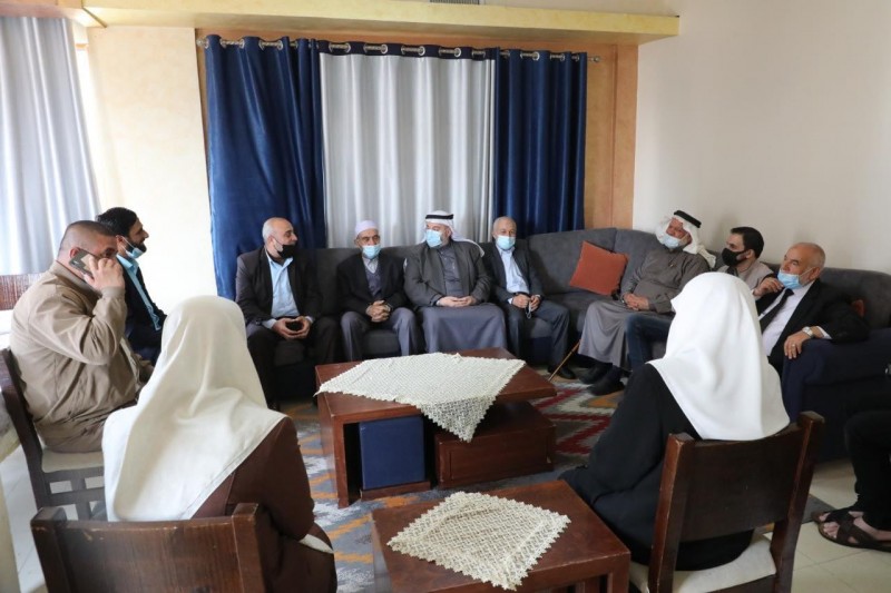 الأسرى والتشريعي يزوران عائلة الأسير حسن سلامه والشهيد عبد العزيز الرنتيسي-1