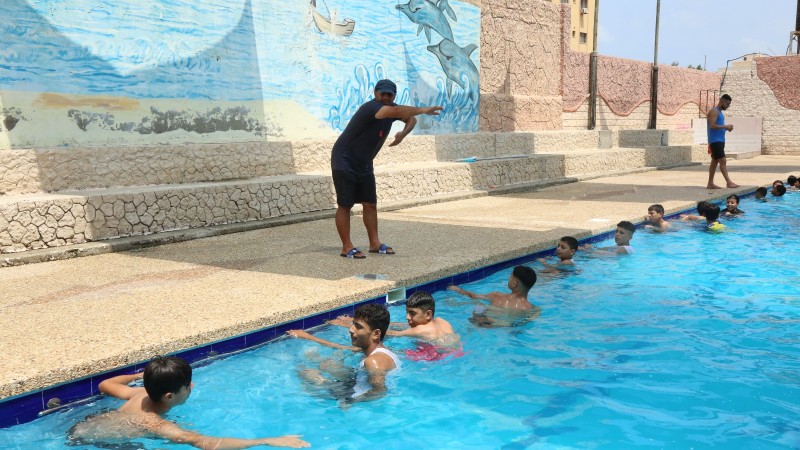 وزارة الأسرى بغزة تفتتح دورة تعليم سباحة لأبناء الأسرى في سجون الاحتلال-3