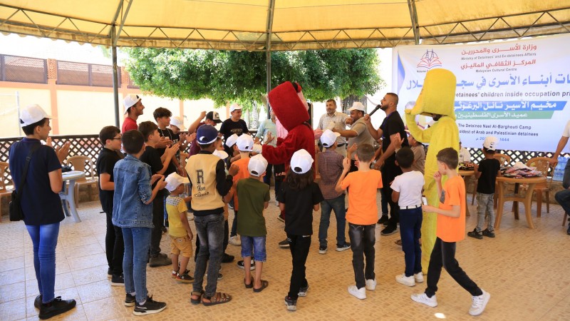 جانب من الفقرات والألعاب الترفيهية لأبناء الأسرى خلال المخيم الصيفى الذي يحمل إسم الأسير نائل البرغوثي عميد الأسرى الفلسطينيين-2