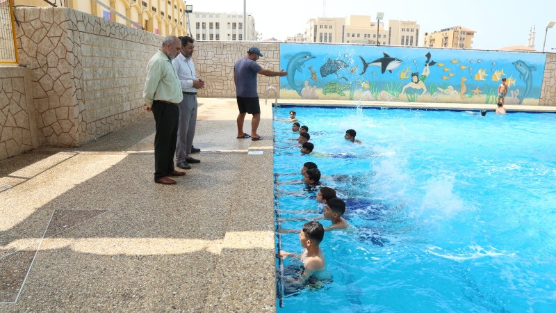 وزارة الأسرى بغزة تفتتح دورة تعليم سباحة لأبناء الأسرى في سجون الاحتلال-2