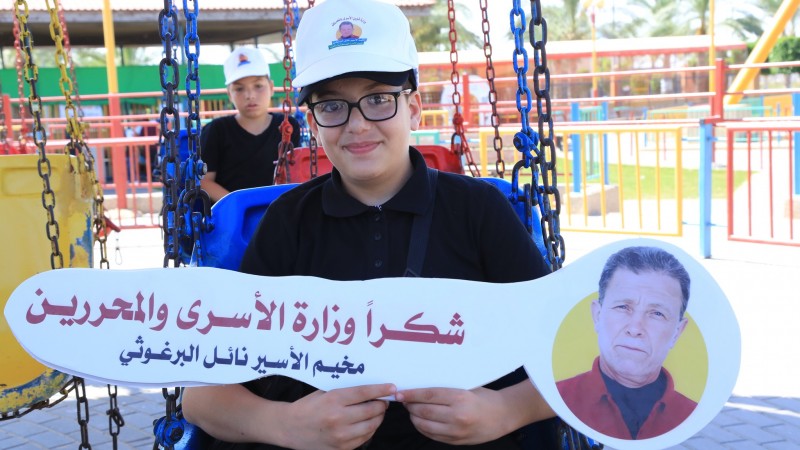 جانب من الفقرات والألعاب الترفيهية لأبناء الأسرى خلال المخيم الصيفى الذي يحمل إسم الأسير نائل البرغوثي عميد الأسرى الفلسطينيين-5